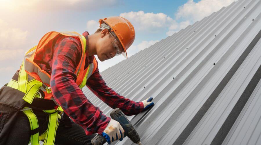 Professional gutter cleaning in Henderson, IA
